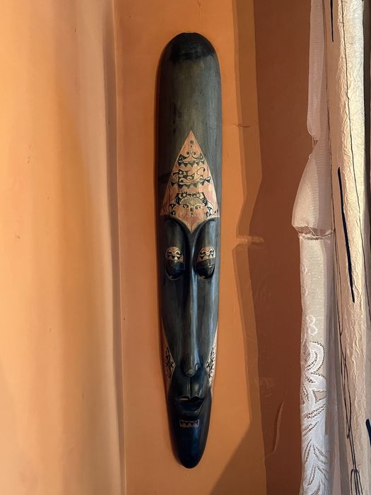 Dluga maska plemienna drewniana