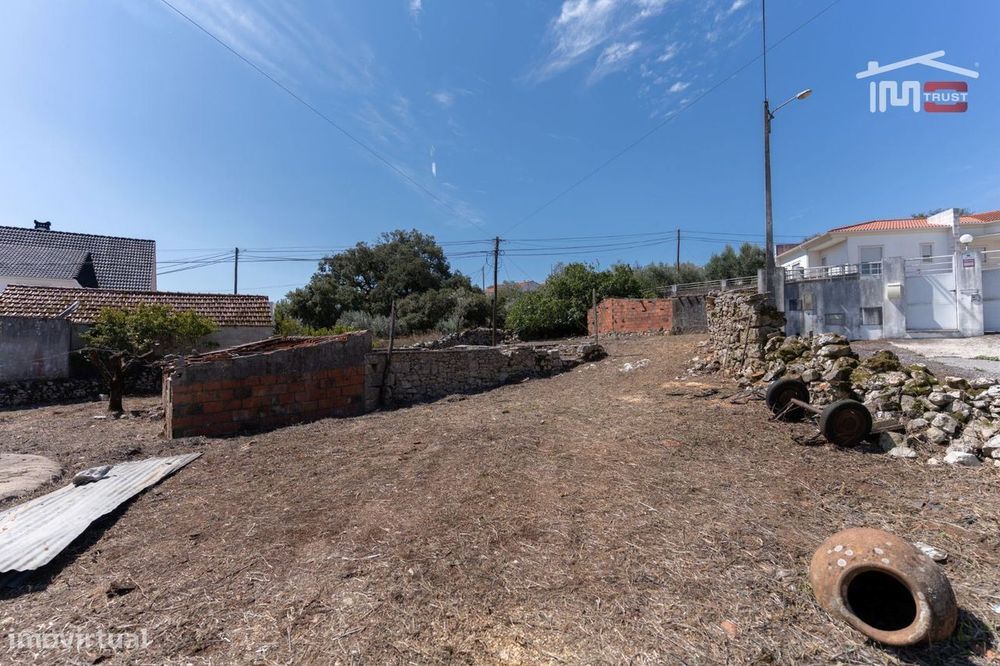 Moradia T3 para Restauro em Alqueidão da Serra