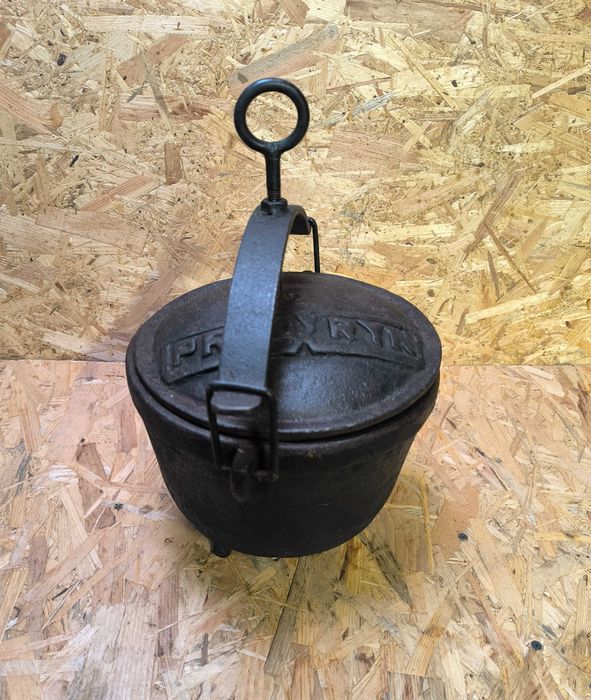 Żeliwny kociołek myśliwski na ognisko duszonki