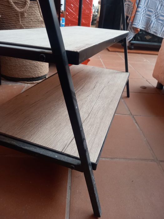 Guarda roupa em metal e madeira