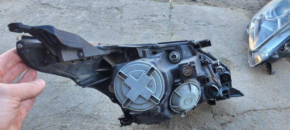 orginalne lampy przednie toyota avensis t27