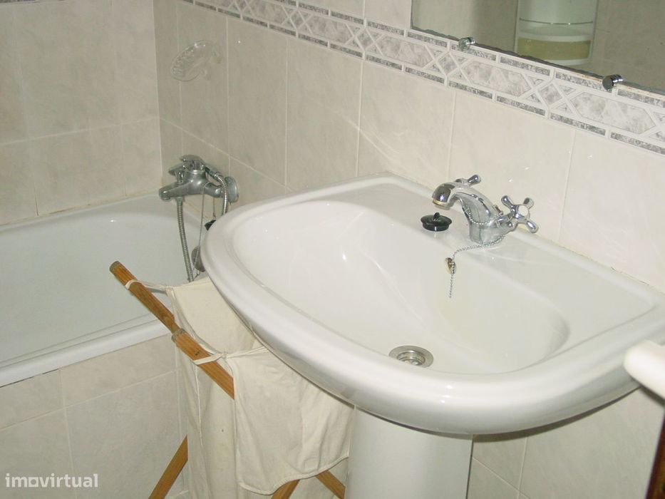 Arrenda-se T2 equipado e parcialmente mobilado na Rua do Brasil