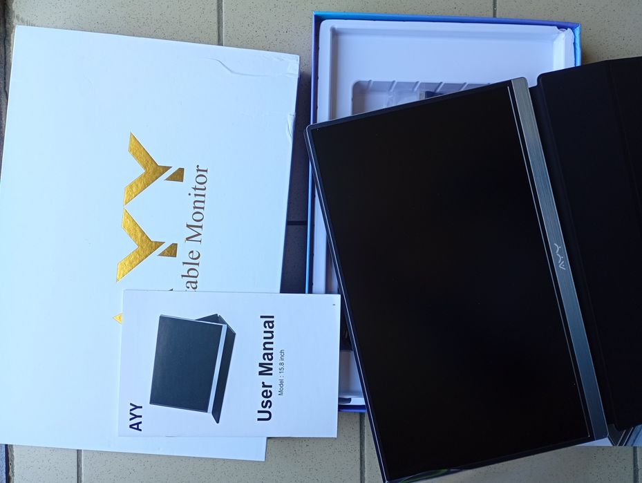 портативний монітор AYY з діагоналлю 15,8 дюйма.
