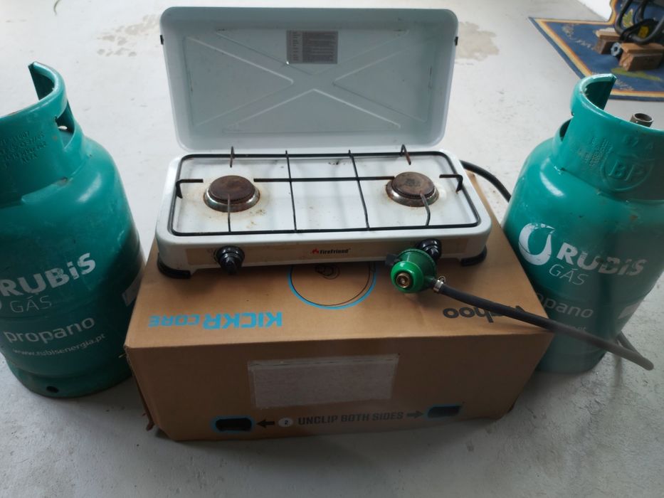 1 fogão portátil com 2 bocas e  redutor 2 garrafas de gaz propano vazi