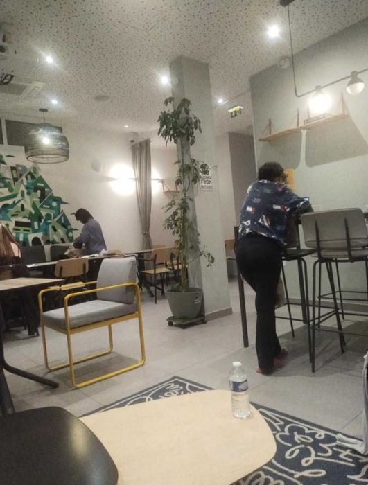 Деміївська – молодіжний хостел, дешево - зручне розташування.