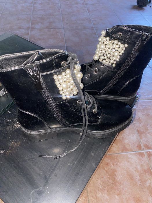 Botas Pretas com Pérolas – Tamanho 38