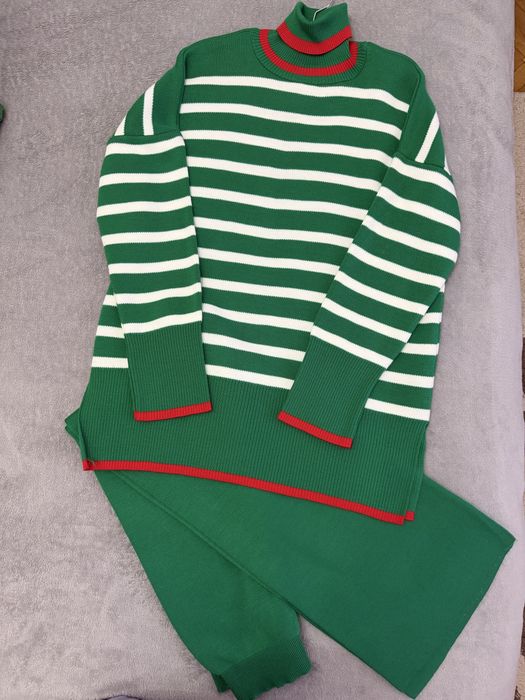 Зелений вʼязаний костюм