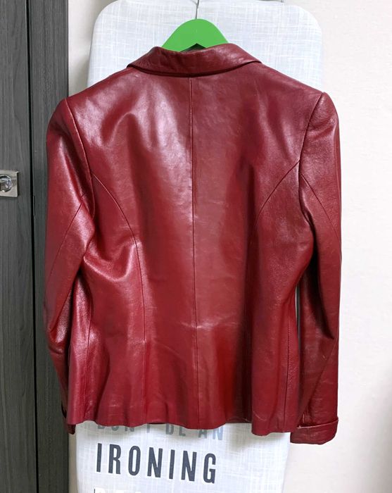 Жіночий піджак шкіряний червоний