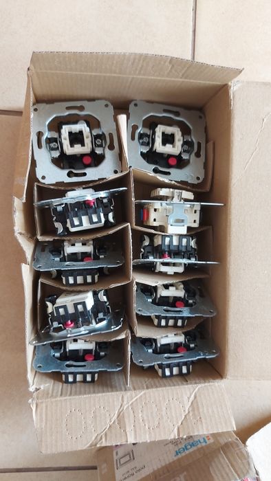 Hager włącznik rozwierny i obudowa natynkowa