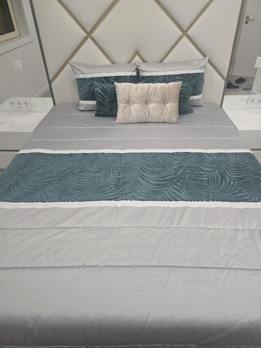Coberta de cama com almofadas decorativas