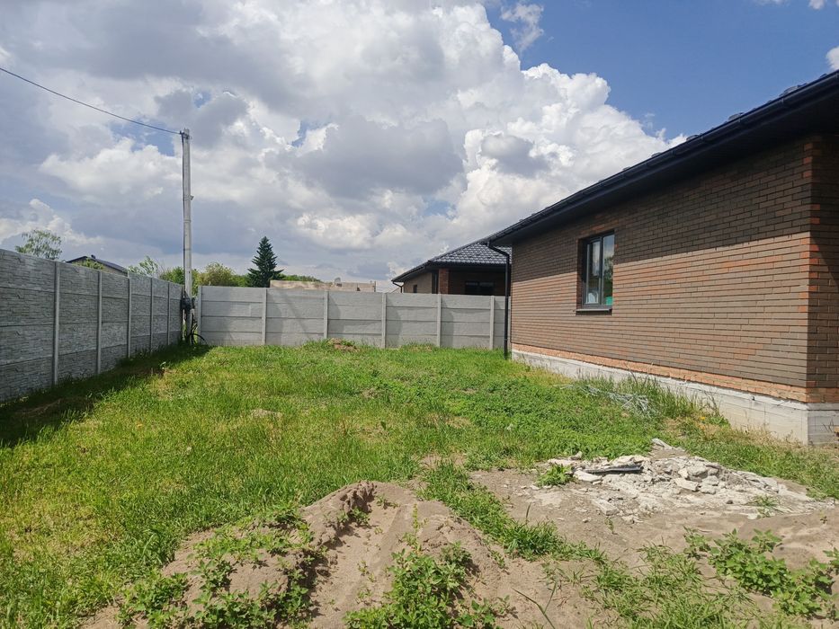 Будинок в передмісті з великою земельною ділянкою, чистовий