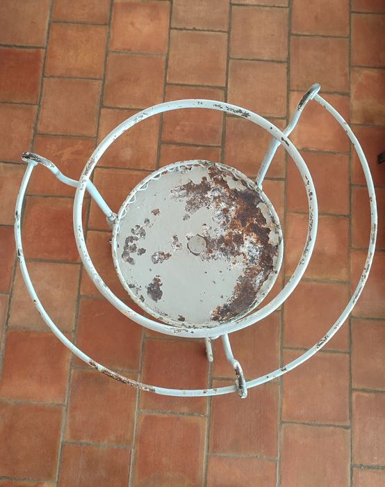 Lavatório antigo, em ferro forjado, para desocupar