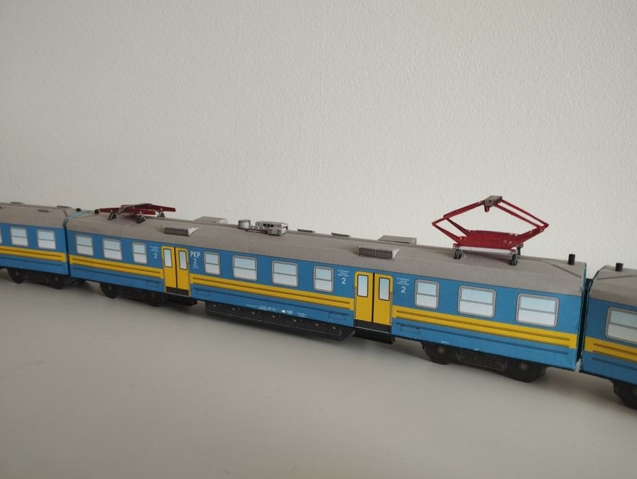 Model kartonowy zabawka pociąg miejski  długosc modelu 78cm autobus sz