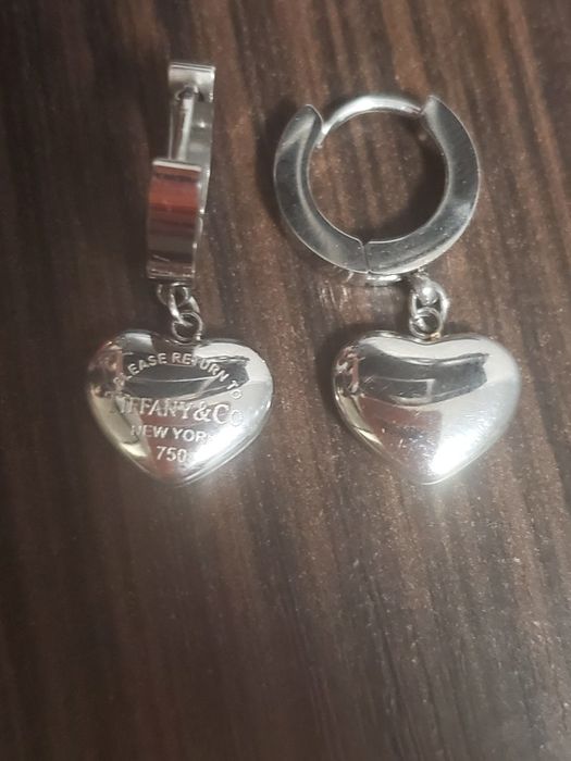 Продам новые золотые серьги проба золота 750