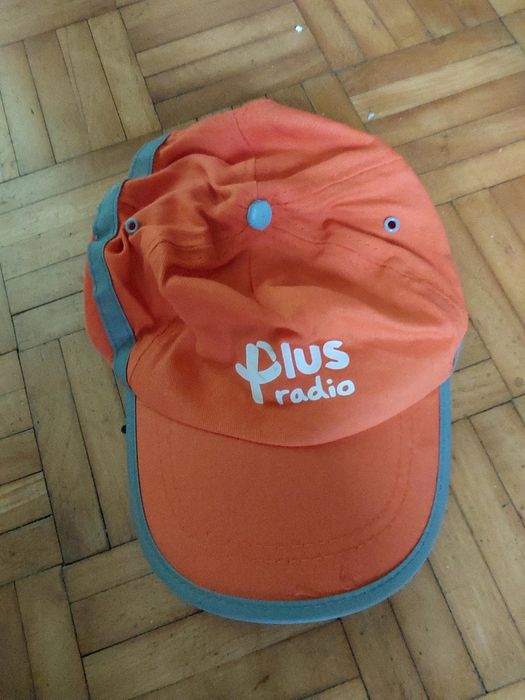 Pomarańczowa czapka z napisem plus radio
