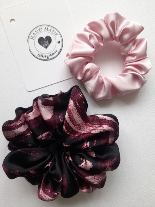Czarna jedwabna gumka do włosów scrunchie