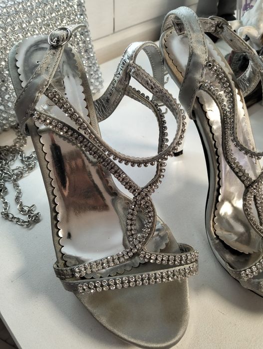 Sapatos e pochet de cerimónia.