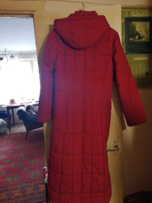 Червоний довгий пуховик