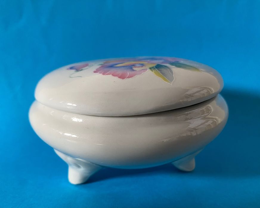 Caixinha antiga de porcelana