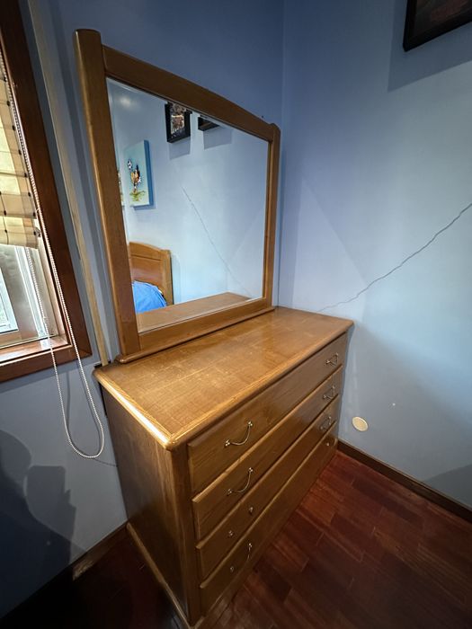 Cama, comoda com espelho, mesas de cabeceira e móvel em madeira maciça