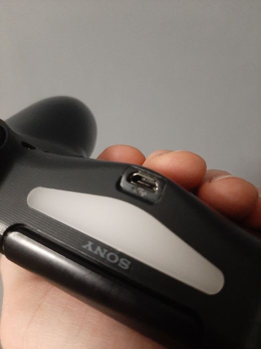 Sprzedam Playstation PS4 Pro 1TB z akcesoriami OKAZJA