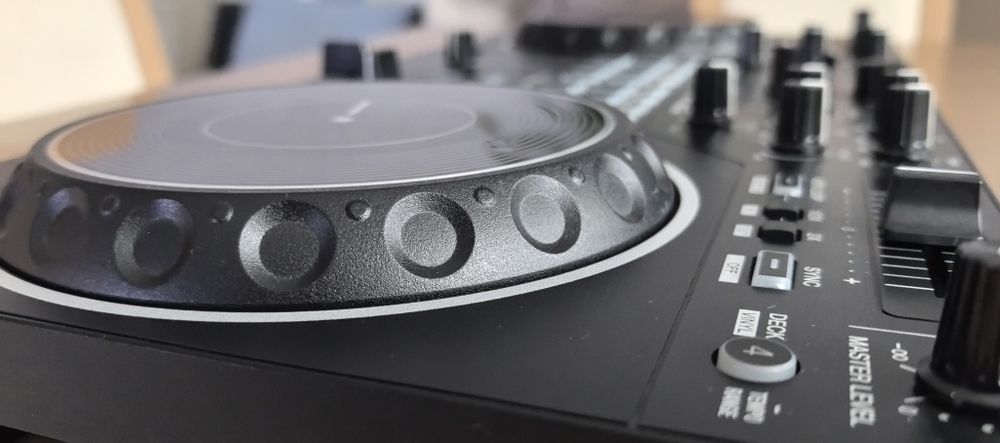 Kontroler DDJ-REV1 marki Pioneer DJ