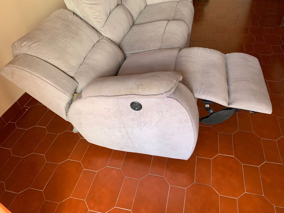 Sofá reclinável com entrada USB nas laterais