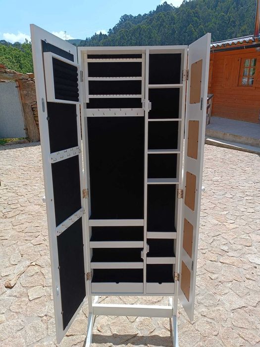 Armário para bijuteria com espelho