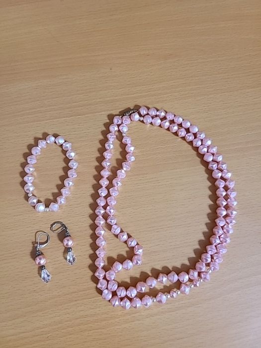 Комплект бижутерии 2 бус+ браслет+ серьги.