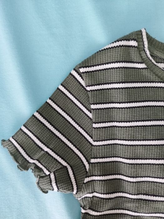 T-shirt crop top verde às riscas Pull&Bear