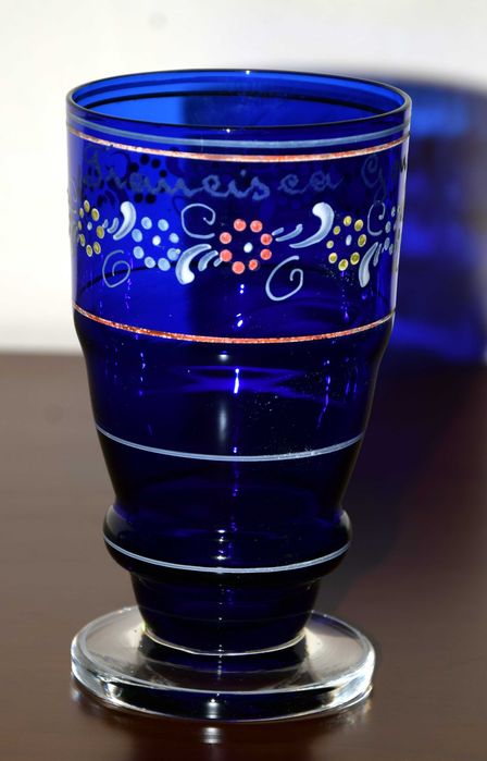 Copo vintage de vidro azul-cobalto