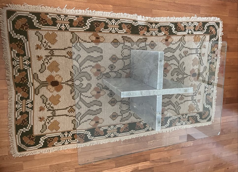 Mesa de centro com tampo em vidro e base de pedra