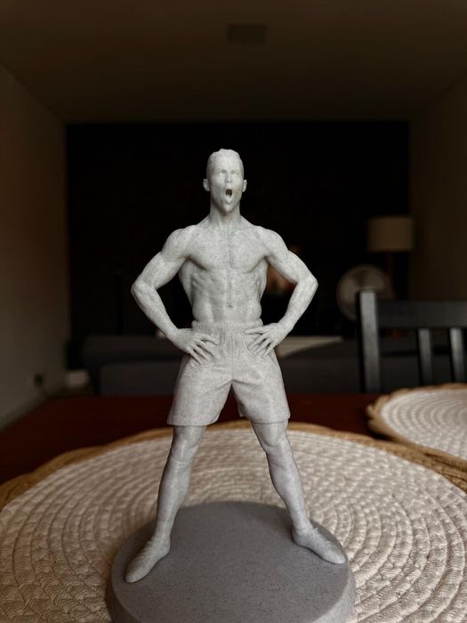 Estatua inspirada em Cristiano Ronaldo CR7- filamento estilo marmore