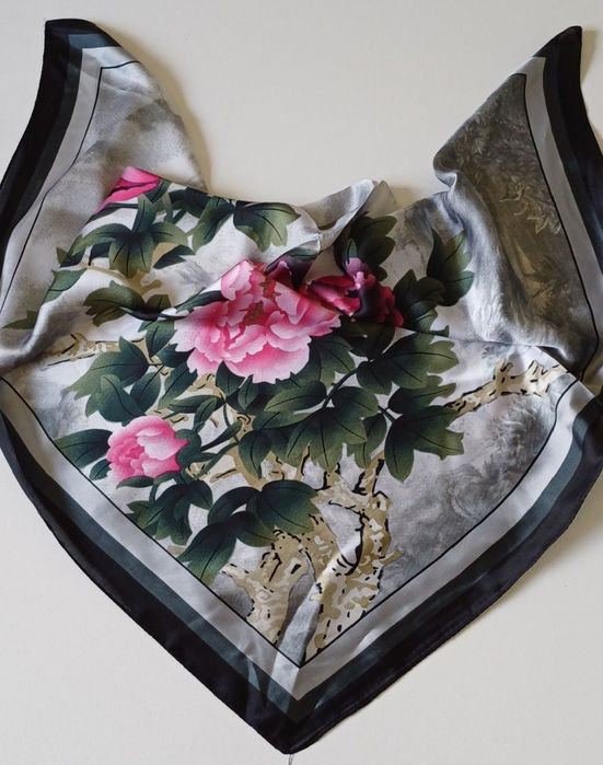 Nowa piękna apaszka chusta jedwabna 70 x 70 sztuczny jedwab