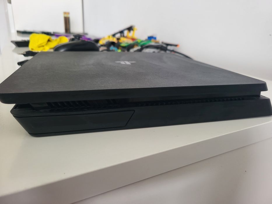 PS4 SLIM bardzo zadbana
