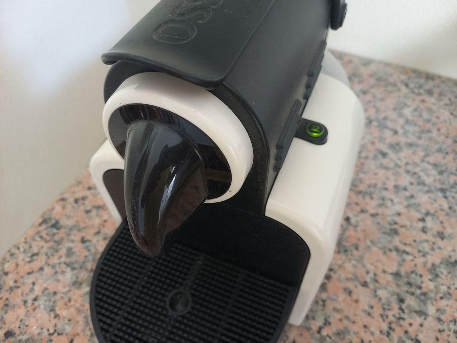 2 maquinas de cafe  nespresso  e pingo doce