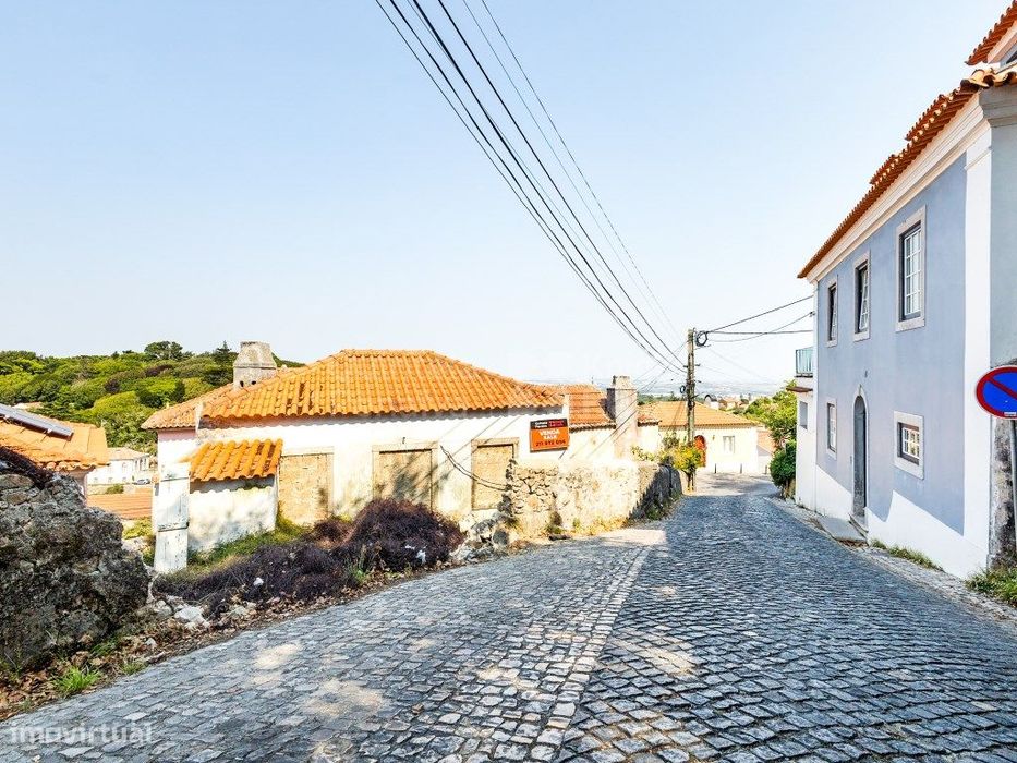 Moradia T2 para remodelar com projeto, em Sintra
