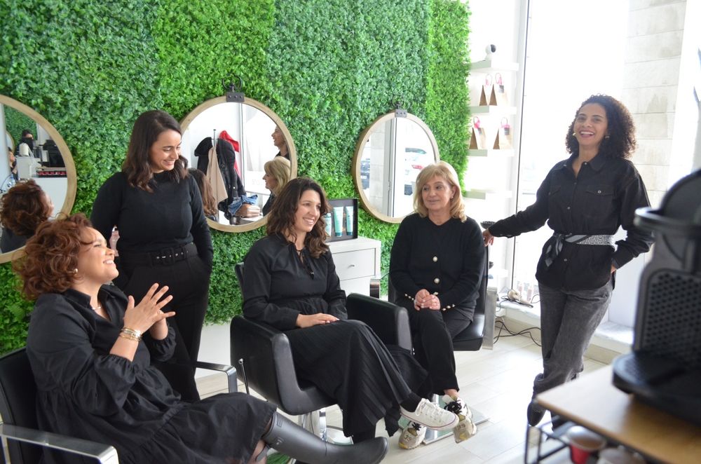 Precisa-se de Cabeleireira e Designer de Sobrancelhas