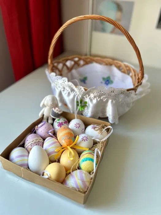 Koszyk wielkanocny (jajka i zajączek)