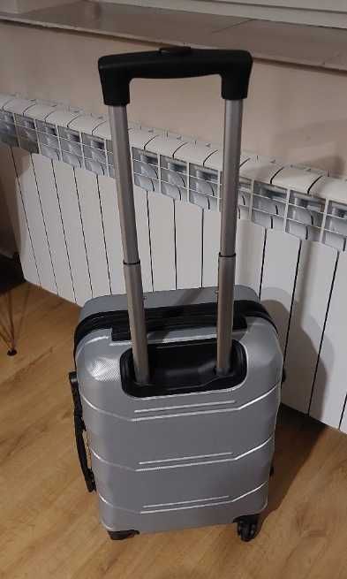 WALIZKA NA KÓŁKACH TURYSTYCZNA walizka podróżna do samolotu