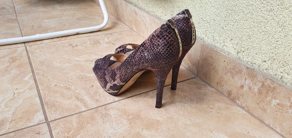 Buty szpilki GUESS rozmiar 36 wkładka 23cm wysokość 12cm