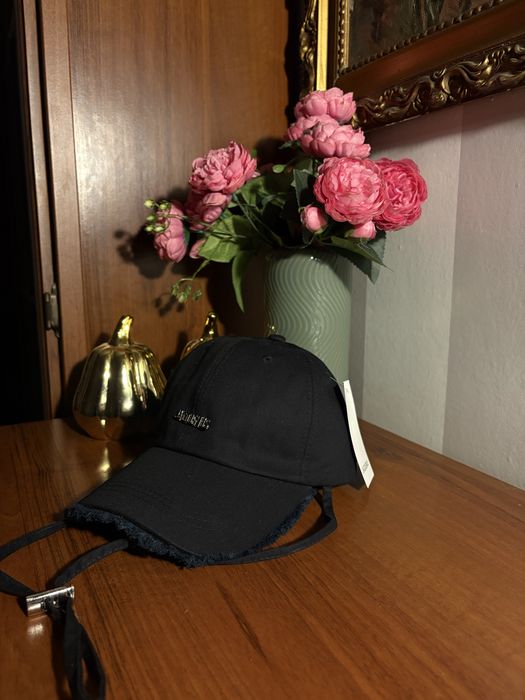 Czarna czapka z daszkiem JACQUEMUS