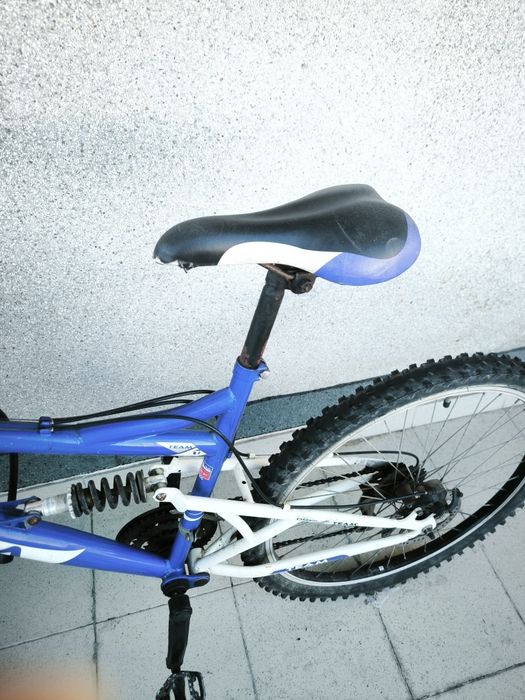 Bicicleta BTT travões de disco e amortecedores