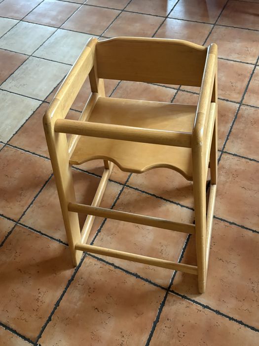 Krzesełko drewniane do karmienia dziecka