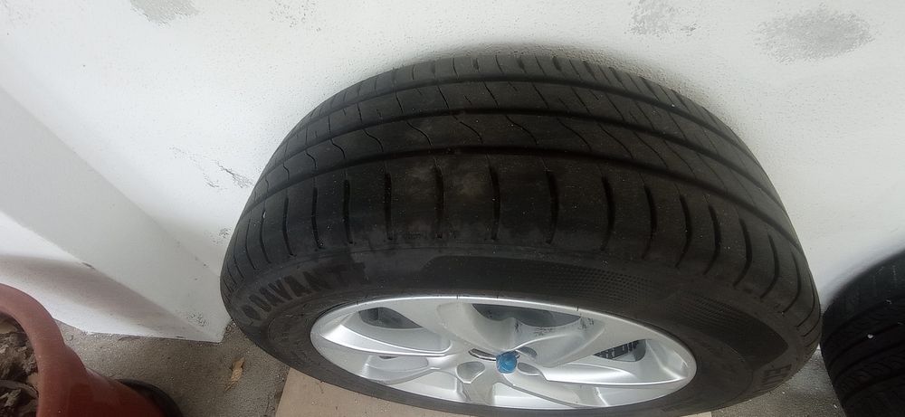 Jantes 15'' de Peugeot 208 com pneus