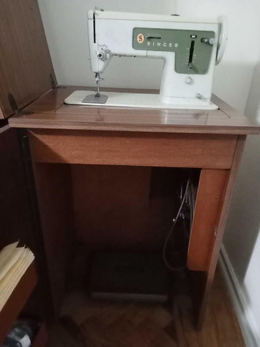 Máquina de costura com móvel