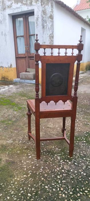 Cadeiras de madeira em segunda mão