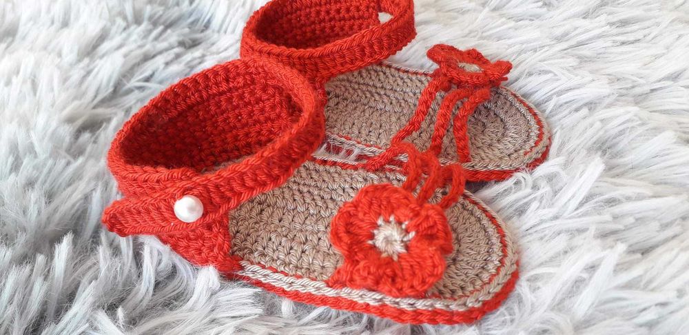 Sandalinhas para bebé em crochê, sola dupla.
