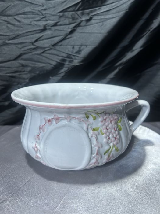 Ceramiczny kwietnik nocnik – dekoracja kwiatowa – styl klasyczny