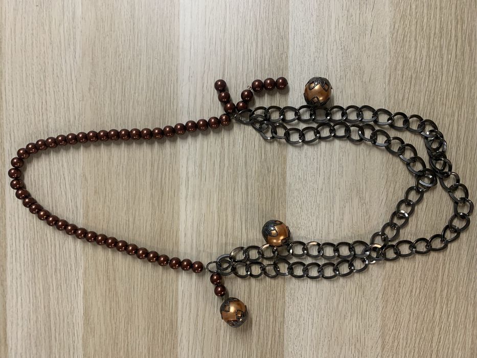 Quatro colares em perolas e metal